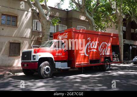 Mendoza, Argentinien - Januar, 2020: Alte rote Chevrolet LKW mit Coca-Cola Markenaufschrift ist Lieferware auf. Oldtimer-LKW in roter Farbe Stockfoto