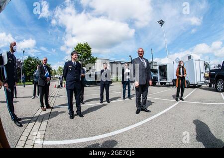 München, Bayern, Deutschland. August 2021. Neben ROLAND KERSCHER, dem Vizepräsidenten der Bayerischen Polizei Oberbayern Nord, sah sich der bayerische Innenminister JOACHIM HERRMANN die neueste Technologie an, die bei der Beunruhigung über Kriminelle auf dem Internationalen Flughafen München zum Einsatz kommt. Dazu gehören Drohnen, intelligente Videogeräte und sogar Ballons. Die Teams zeigten mobile Kommunikationsfahrzeuge, Satelliten-Uplinks und mobile Datenrelais-Stationen an, die eine Echtzeitverarbeitung und Gesichtserkennung ermöglichen. (Bild: © Sachelle Babbar/ZUMA Press Wire) Stockfoto