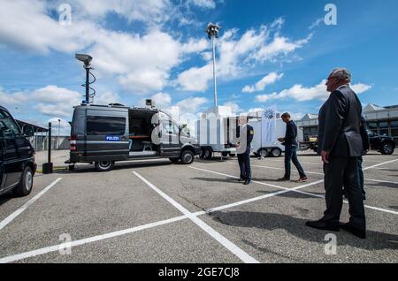 München, Bayern, Deutschland. August 2021. Neben ROLAND KERSCHER, dem Vizepräsidenten der Bayerischen Polizei Oberbayern Nord, sah sich der bayerische Innenminister JOACHIM HERRMANN die neueste Technologie an, die bei der Beunruhigung über Kriminelle auf dem Internationalen Flughafen München zum Einsatz kommt. Dazu gehören Drohnen, intelligente Videogeräte und sogar Ballons. Die Teams zeigten mobile Kommunikationsfahrzeuge, Satelliten-Uplinks und mobile Datenrelais-Stationen an, die eine Echtzeitverarbeitung und Gesichtserkennung ermöglichen. (Bild: © Sachelle Babbar/ZUMA Press Wire) Stockfoto