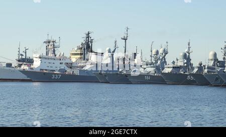 ST. PETERSBURG, RUSSLAND - JULI 2021. Russische Militärbasis in Kronstadt. Kriegsschiffe am Pier Stockfoto