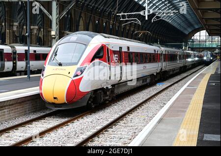 Azuma Hitachi Klasse 800 am Bahnhof Kings Cross. Stockfoto