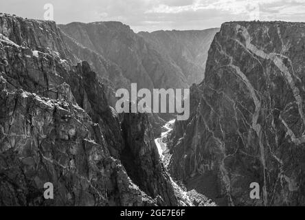 Black Canyon des Gunnison-Flusses in Schwarz und Weiß mit zwei Drachen, Black Canyon des Gunnison-Nationalparks, Colorado, USA. Stockfoto