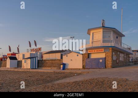 Langrune Sur Mer, Frankreich - 08 03 2020: Blick vom Strand aus auf das Rettungszentrum bei Sonnenaufgang Stockfoto