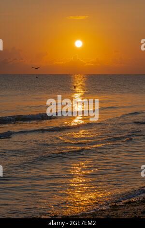 Langrune-Sur-Mer, Frankreich - 08 03 2021: Sonnenaufgang über dem Meer vom Strand Stockfoto