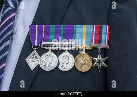 London, England, Großbritannien. August 2021. Ein ältester nepalesischer Gurkha zeigt seine Medaillen und Noten. Es ist der elfte Tag des Hungerstreiks von pensionierten Gurkha-Soldaten in Whitehall, Gegenüber der Downing Street.die örtliche Polizei hat in der letzten Woche ihre Unterkünfte mehrmals mithilfe lokaler Gesetze weggebracht. Â Mehr als 200,000 Gurkhas nepalesischer Herkunft dienten ihr ganzes Leben lang bei Missionen der britischen Armee. Sie waren bekannt und bewundert als einige der schärfsten Krieger, die jemals die Waffen aufgenommen haben, aber sie haben keinen Anspruch auf eine volle Rente der britischen Streitkräfte und leben onÂ Â£20 Wochen. (Credit Im Stockfoto