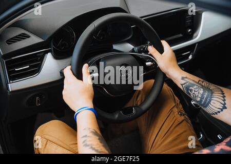 Zaporozhye, Ukraine - Juli 03 2020 : EINE Männerhand hält das Lenkrad eines Autos. Stockfoto