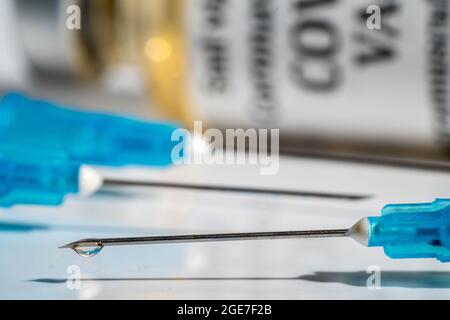 Konzept für die Auffrischimpfung mit drei Spritzen, wobei die dritte den Schub für den Covid-19-Impfstoff darstellt Stockfoto