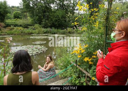 Frankreich. August 2021. Ein Tourist posiert für ein Foto im nympheas Teichgarten, während sie die Gärten von Claude Monet (1840-1926) Haus und Stiftung am 17. August 2021 in Giverny, Frankreich, besuchen. Obligatorischer Gesundheitspass für Kunden von Museen, Bars, Cafés und Restaurants im ganzen Land, um die Ausbreitung der Coronavirus-Infektion zu bekämpfen und die Impfung der Menschen zu fördern. (Foto von Paulo Amorim/Sipa USA) Quelle: SIPA USA/Alamy Live News Stockfoto