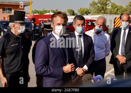 Der französische Präsident Emmanuel Macron und Innenminister Gerald Darmanin besuchen am 17. August 2021 die Zentrale der Feuerwehr und des Feuerwehr-Departements SDIS in Le Luc, in der Nähe von Saint-Tropez, Südfrankreich. Hunderte von französischen Feuerwehrleuten kämpften am 17. August 2021 in der Nähe des Mittelmeerorts Saint-Tropez gegen einen wütenden Brand, bei dem Tausende von Bewohnern und Urlaubern evakuiert werden mussten. Etwa 750 Feuerwehrleute, die Hochdruckschläuche und Wasserflugzeuge benutzten, versuchten, die Flammen zu kontrollieren, die am 16. August Abend durch ein Naturschutzgebiet rasten. Foto von Stockfoto