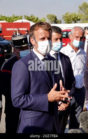 Der französische Präsident Emmanuel Macron und Innenminister Gerald Darmanin besuchen am 17. August 2021 die Zentrale der Feuerwehr und des Feuerwehr-Departements SDIS in Le Luc, in der Nähe von Saint-Tropez, Südfrankreich. Hunderte von französischen Feuerwehrleuten kämpften am 17. August 2021 in der Nähe des Mittelmeerorts Saint-Tropez gegen einen wütenden Brand, bei dem Tausende von Bewohnern und Urlaubern evakuiert werden mussten. Etwa 750 Feuerwehrleute, die Hochdruckschläuche und Wasserflugzeuge benutzten, versuchten, die Flammen zu kontrollieren, die am 16. August Abend durch ein Naturschutzgebiet rasten. Foto von Stockfoto