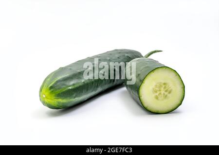 Gurke auf weißem Hintergrund mit Beschneidungspfad. Frische ganze Gurke und halbiert isoliert auf weißem Hintergrund Stockfoto