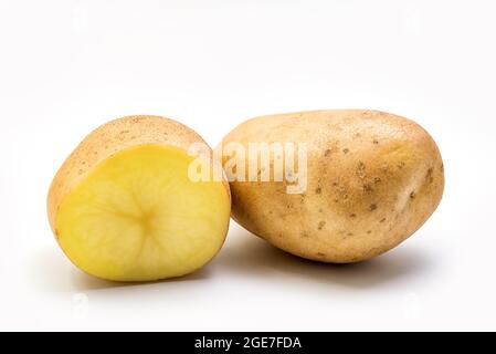 Kartoffel - ganz und in Scheiben geschnitten Kartoffel isoliert auf weißem Hintergrund mit Schneideweg Stockfoto