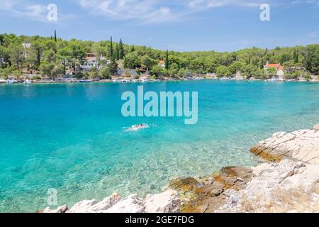 Idyllische Bucht von Isibova mit felsigem Strand in der Nähe von Milna an der Westküste der Insel Brac in Kroatien Stockfoto