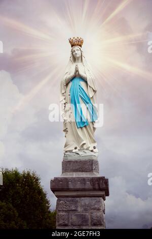 Die Statue der Jungfrau Maria im Heiligtum von Lourdes, Frankreich, einer der wichtigsten christlichen Wallfahrtsorte. Stockfoto