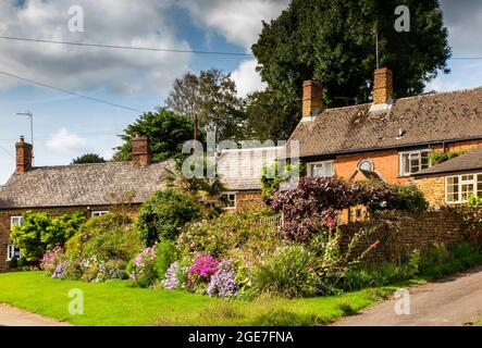 Großbritannien, England, Oxfordshire, Balscote, Manor Farm Lane, Sonnenuhr Cottage Blumengarten Stockfoto