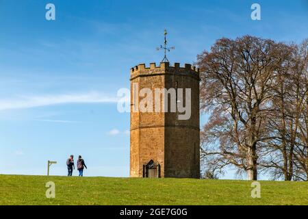 Großbritannien, England, Oxfordshire, Wroxton, Spaziergänger am C18. Dovecote auf dem Wroxton Abbey Land Stockfoto