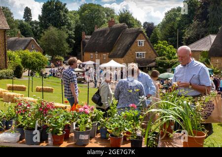 Großbritannien, England, Oxfordshire, Wroxton, Village Green, Jährliche Kirchfete im Gange, Werksstall Stockfoto