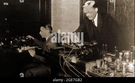 BBC - (British Broadcasting Company (Corporation) - 1926 Captain Ranger (oder Granger? (Rechts) mit der dann neuen Ausrüstung zum Senden und Empfangen von internationalen drahtlosen Bildern. Stockfoto