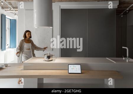 Frau, die in der modernen Küche kocht Stockfoto