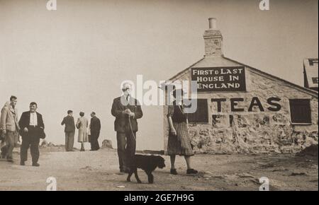 Lands End, (Penn an WLAs oder Pedn an WLAs in Cornish) Cornwall, England. Das erste und letzte Haus in England, das kurz nach dem Ende des Zweiten Weltkriegs abgebildet wurde. Die ehemalige Granithütte am südwestlichsten Punkt des britischen Festlandes soll in den frühen 1800er Jahren gebaut worden sein, obwohl andere glauben, dass sie in irgendeiner Form bereits im 17. Jahrhundert erbaut wurde. Ein bekannter Einwohner (1800) war Gracie Thomas. Im Laufe der Jahre wurden weitere Gebäude hinzugefügt. Stockfoto