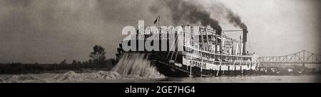 Der riesige amerikanische Raddampfer SPRAGUE in der Nähe der Baton Rouge Bridge im Jahr 1947. Es wurde 1901 in Dubuque, Iowa Iron Works, von Captain Peter Sprague für die Monongahela River Consolidated Coal and Coke Company, bekannt als Big Mama, gebaut.Sie war das größte dampfbetriebene Heckenrad-Schleppboot der Welt. Das Schiff wurde am 15. April 1974 in Vicksburg durch einen Brand zerstört. Stockfoto