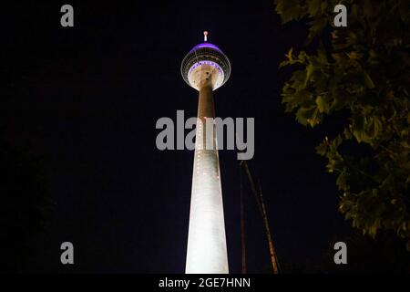 Rheinturm und Medienhafen in Düsseldorf Stadt in Deutschland Stockfoto