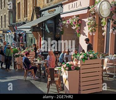 Edinburgh, Schottland, Vereinigtes Königreich Wetter. August 2021. Die Sonne in der schottischen Hauptstadt brachte die Menschen in den Genuss der Festivsatmoshere. Kunden im Bild bei Laila in der Victoria Street. Quelle: Arch White/Alamy Live News. Stockfoto