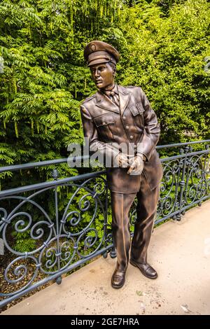 DEUTSCHLAND - 16. August 2021 BAD NAUHEIM: Elvis Presley Bronze Skulptur gesponsert von Elvis Fans. Elvis Presley lebte während seiner Militärzeit in BAD NAUHEIM Stockfoto