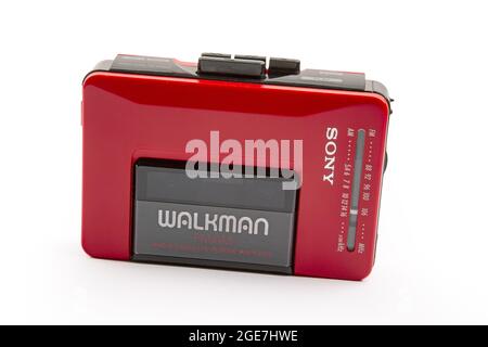HUETTENBERG, DEUTSCHLAND - 2021-04-07: Schöner, alter Sony WALKMAN ® WM-24 in Rot auf hellem Hintergrund. Stockfoto