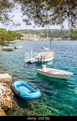 Malerische Bucht im Dorf Povlja. Povlja liegt in einem tiefen natürlichen Hafen an der Nordostküste der Insel Brac in Kroatien Stockfoto