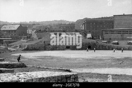 Im Jahr 1958 spielten Jungen im Aquincum Military Amphitheater im Stadtteil Obuda in Budapest, Ungarn, Fußball Stockfoto