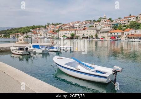 Malerische Bucht im Dorf Povlja. Povlja liegt in einem tiefen natürlichen Hafen an der Nordostküste der Insel Brac in Kroatien Stockfoto