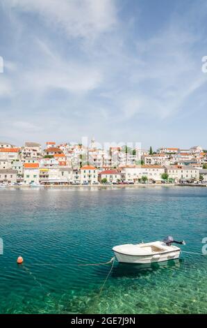 Malerische Bucht im Dorf Povlja. Povlja liegt in einem tiefen natürlichen Hafen an der Nordostküste der Insel Brac in Kroatien Stockfoto