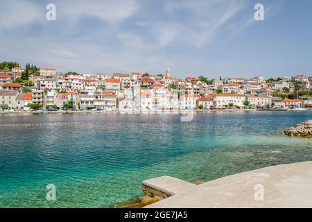 Malerische Bucht im Dorf Povlja. Povlja liegt in einem tiefen natürlichen Hafen an der Nordostküste der Insel Brac in Kroatien Stockfoto