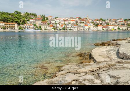 Malerische Bucht im Dorf Povlja. Povlja liegt in einem tiefen natürlichen Hafen an der Nordostküste der Insel Brac in Kroatien Stockfoto