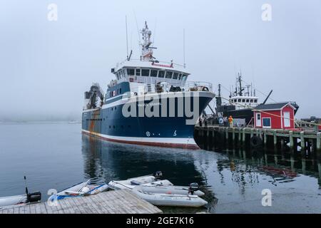 Lunenburg, Nova Scotia, Kanada - 12. August 2021: Fischerboot an den Docks von Lunenburg festgemacht Stockfoto