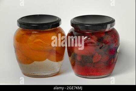 Fruchtkompott mit Aprikose und Stachelbeere und mehr in Farbglas Stockfoto