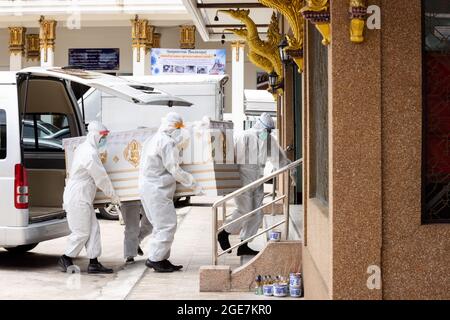 Thonburi, Bangkok, Thailand. Juli 2021. (Anmerkung der Redaktion: Das Bild zeigt den Tod).Medizinische Mitarbeiter liefern COVID-19-Körper in das Krematorium am Sutthawat Temple.COVID Delta breitet sich in Thailand mit 20,000 Infektionen und 200 Todesfällen pro Tag stark aus. Nur wenige Tempel akzeptieren COVID-19-Körper, die zu einem Mangel an Krematorien führen, um buddhistische Kremierungsrituale durchzuführen. (Bild: © Phobthum Yingpaiboonsuk/SOPA-Bilder über ZUMA Press Wire) Stockfoto