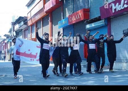 DIE INDISCHE POLIZEI VERHAFTET SCHIITISCHE TRAUERLINGE AUS KASHMIRI, DIE AM 17 2021. AUGUST IN SRINAGAR RELIGIÖSE PAROLEN RUFEN, ALS SIE VERSUCHEN, AN DER MUHARRAM-PROZESSION TEILZUNEHMEN Stockfoto