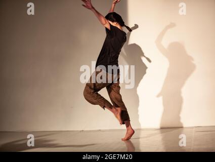 Tänzer improvisieren in Kontakt. Tanz Stockfoto