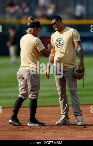 Die San Diego Padres, die dritten Basemen Manny Machado (13) und der San Diego Padres-Feldspieler Ha-seong Kim (7), wärmen sich vor einem regulären MLB-Saisonspiel gegen Th auf Stockfoto