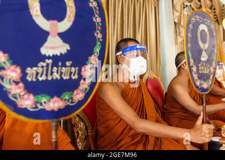 Thonburi, Thailand. August 2021. Buddhistische Beerdigung im Sutthawat Tempel.COVID Delta breitet sich in Thailand stark aus mit 20,000 Infektionen und 200 Todesfällen pro Tag. Nur wenige Tempel akzeptieren COVID-19-Körper, die zu einem Mangel an Krematorien führen, um buddhistische Kremierungsrituale durchzuführen. Kredit: SOPA Images Limited/Alamy Live Nachrichten Stockfoto