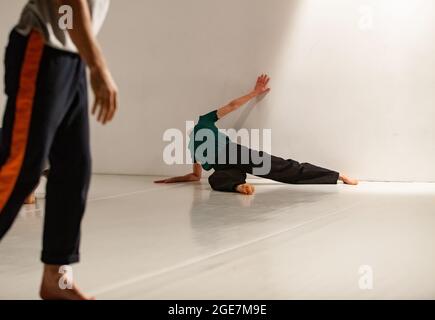 Tänzer improvisieren in Kontakt. Tanz Stockfoto