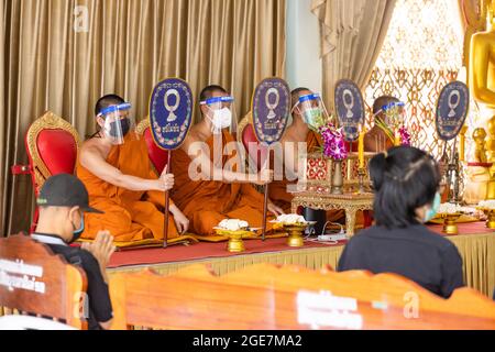 Thonburi, Bangkok, Thailand. Juli 2021. Buddhistische Beerdigung im Sutthawat Tempel.COVID Delta breitet sich in Thailand stark aus mit 20,000 Infektionen und 200 Todesfällen pro Tag. Nur wenige Tempel akzeptieren COVID-19-Körper, die zu einem Mangel an Krematorien führen, um buddhistische Kremierungsrituale durchzuführen. (Bild: © Phobthum Yingpaiboonsuk/SOPA-Bilder über ZUMA Press Wire) Stockfoto