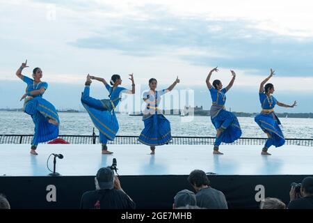 Am 16. August 2021 wurde Shiva Panchakshara Stotra, ein Tanz in Kuchipudi, einem klassischen südindischen Tanzstil, beim Battery Dance Festival aufgeführt. Stockfoto