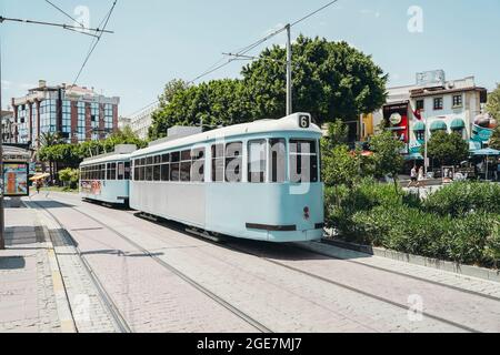 Antalya, Türkei - 12. August 2021: Straßen der türkischen Stadt Antalya im Sommer. Touristenstadt und Resort Zentrum mit Sehenswürdigkeiten. Hochwertige Fotos Stockfoto