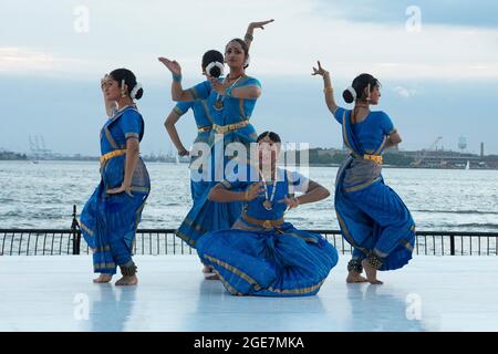 Am 16. August 2021 wurde Shiva Panchakshara Stotra – ein Tanz in Kuchipudi, einem klassischen südindischen Tanzstil – beim Battery Dance Festival aufgeführt. Stockfoto