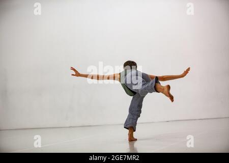 Tänzer improvisieren in Kontakt. Tanz Stockfoto