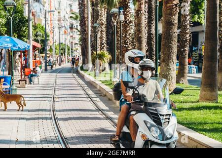 Antalya, Türkei - 12. August 2021: Straßen der türkischen Stadt Antalya im Sommer. Touristenstadt und Resort Zentrum mit Sehenswürdigkeiten. Hochwertige Fotos Stockfoto