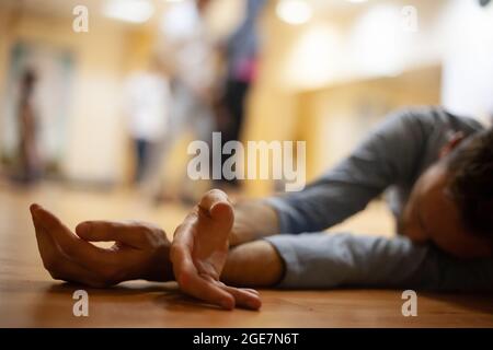 Tänzer auf dem Boden Tänzer improvisieren in Kontakt Stockfoto